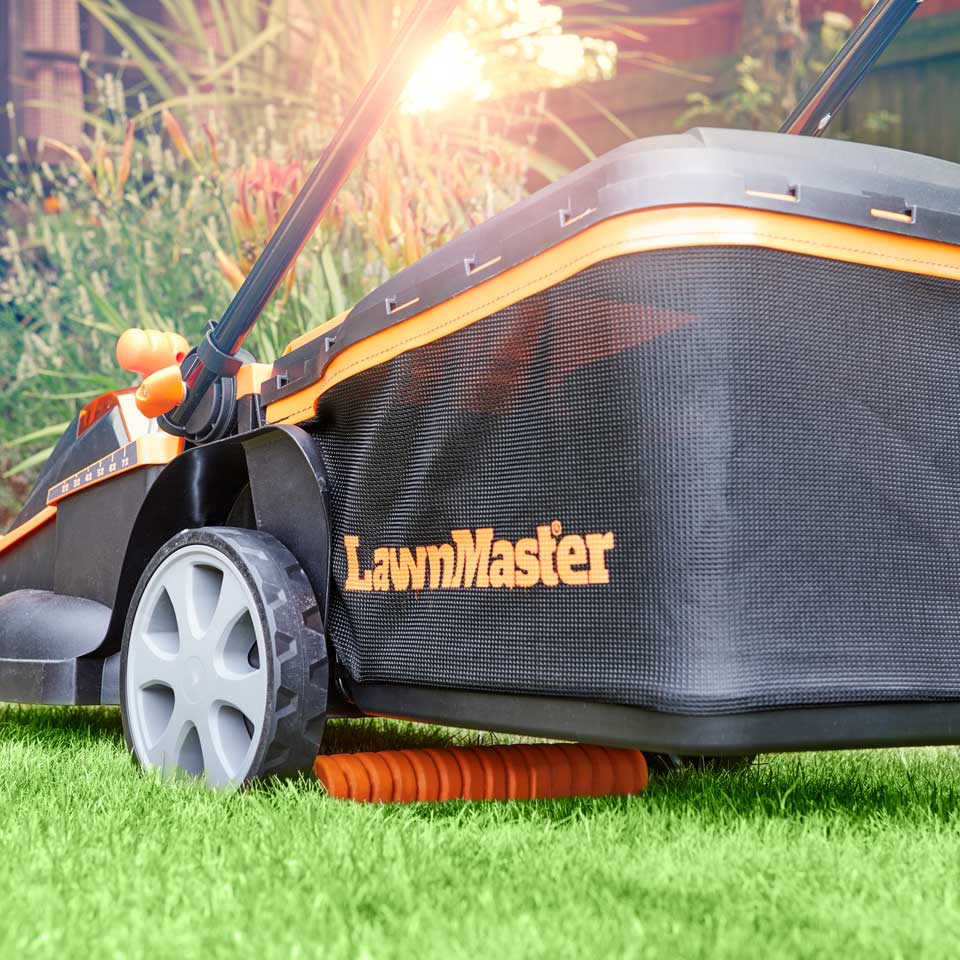 LawnMaster 48V 41cm | Cordless Lawn Mower with Spare Batteries - Image 4
