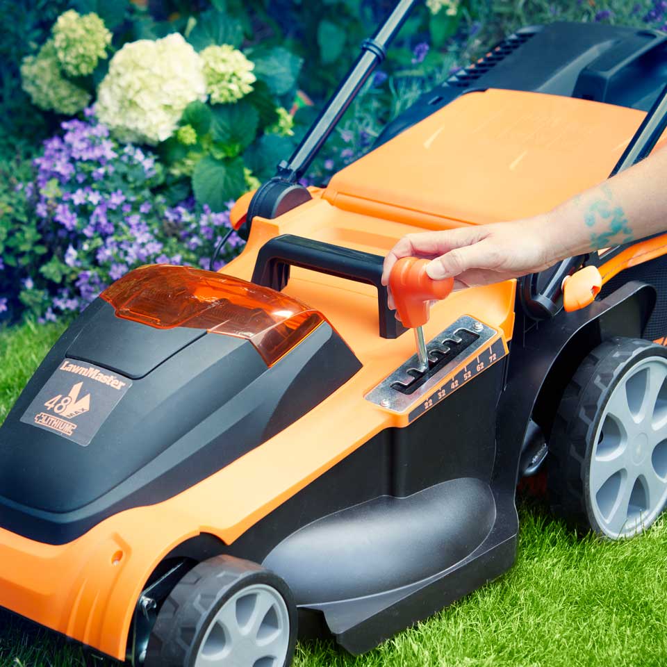 LawnMaster 48V 41cm | Cordless Lawn Mower with Spare Batteries - Image 7
