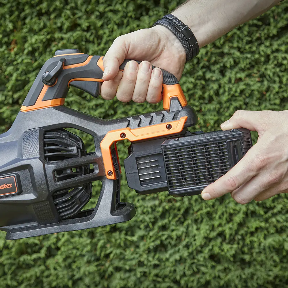 LawnMaster 48V Axial Cordless Leaf Blower | With Batteries - Image 4